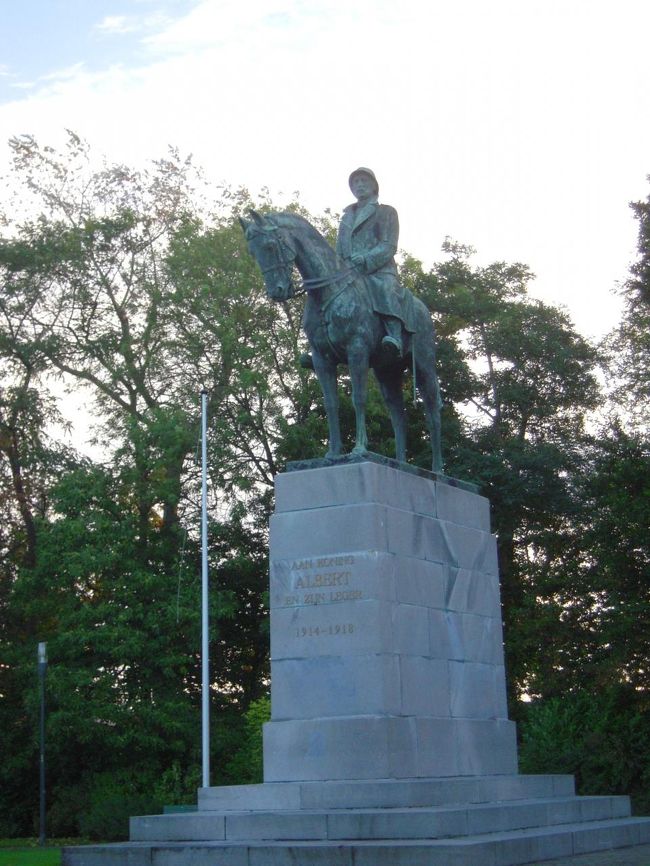 とりあえず…な方向にテクテク…。<br /><br />なにやら銅像が！