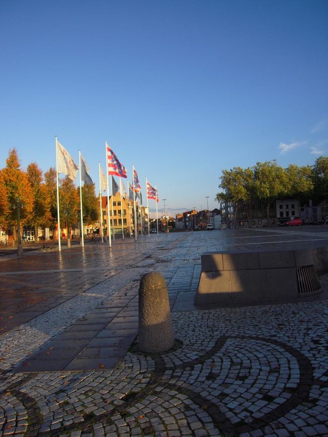 広場の近くにinformationがあるらしいとさっきの看板で知ったがオープンは10時から。<br /><br />まだまだ時間が…<br />とりあえず、このまま突き進んでみます♪