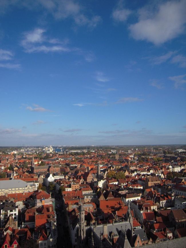 上までたどり着きました。<br />風が強く吹いていて、曇り空が一気に青空へ。