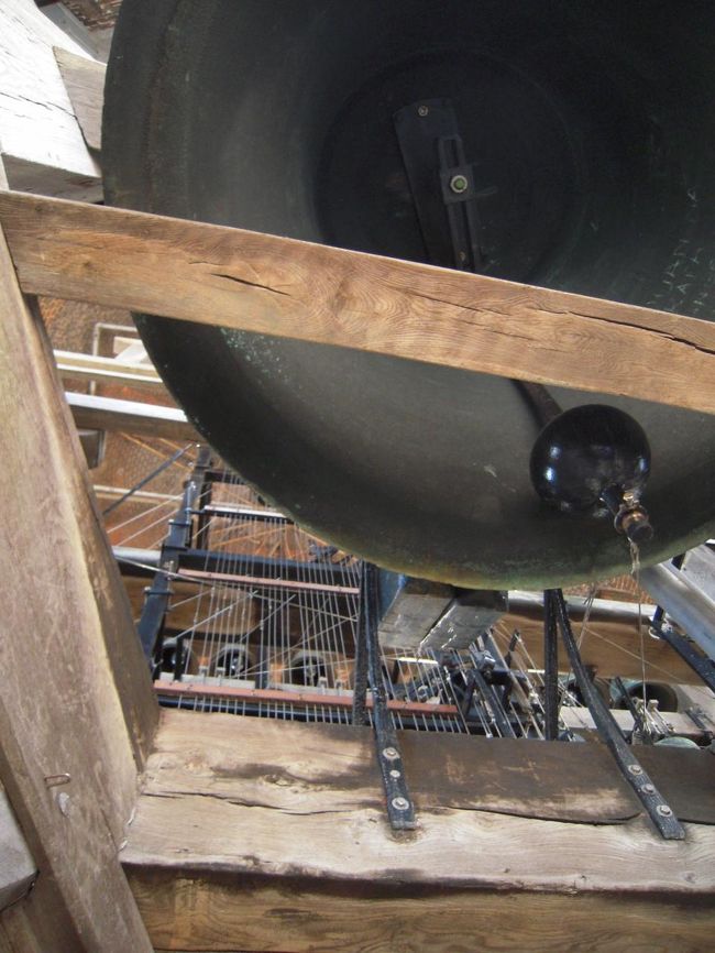 たくさんの鐘がぶら下がっています。