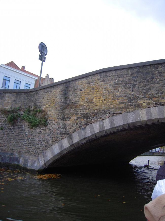 こんな低い橋をくぐります