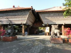 隣に琉球村が有料であります。