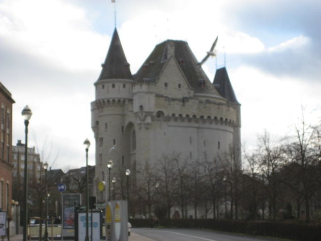 骨董市の最寄のメトロの近くの教会