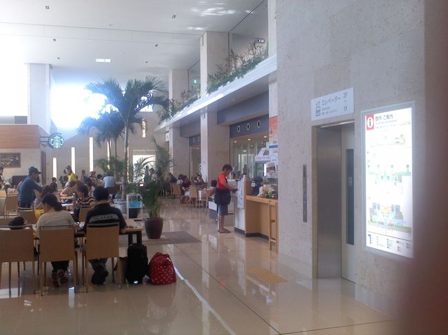 石垣空港到着ロビーです。<br />思っていたより賑わってました。<br />