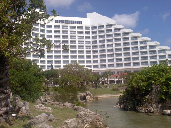 結婚式を挙げた石垣ANAｺﾝﾁﾅﾝﾀﾙﾎﾃﾙです。中には素敵なプールと教会、各室から見える前面は感動のオーシャンビューです。専用ビーチもあります。孫を連れて泳ぎました。<br />ホテルすぐ横にはショートゴルフ場（それでもロングコースで２５０ヤードくらいはあったかな？）があり家族で楽しみました。