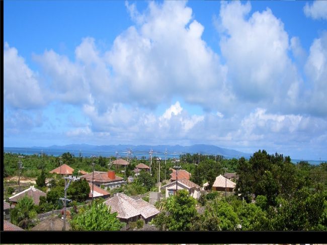 展望台から見た竹富島集落。<br />