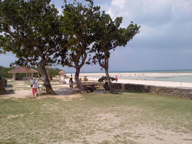 竹富島コンドイビーチ入口<br />ここは星の砂浜と言われとても綺麗な砂浜です。<br />たくさんの観光客が海に入ってました。<br /><br />