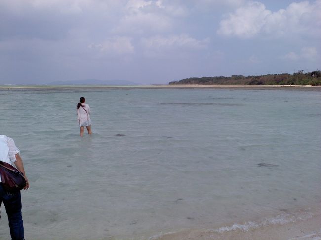 竹富島コンドイビーチ浜辺<br />海の波は遠くのサンゴ礁で白波を立てていますが砂浜では緩やかです。<br />