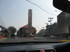 これがベトナム時計塔です。Ｙ字路を左に進みメコン川沿いを走ります。