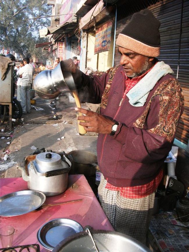 2010/12/31：ジャイプール<br />朝8時、駅へ向かう途中でチャイを作っているお店があった。<br />