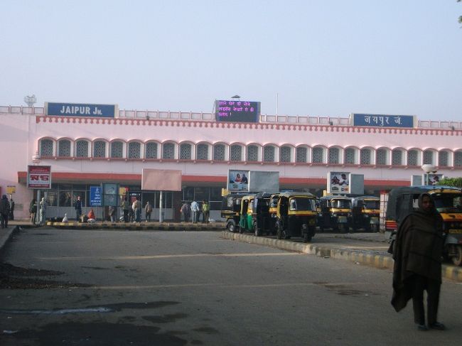 ジャイプール駅に着き、8:30発の当日日帰りツアーの申込みを観光局で行った。<br />そして、出発時間になるまでしばし駅内を散策。