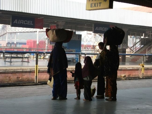 ジャイプール駅のプラットフォームで、電車を待つインド人家族