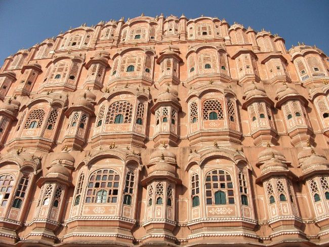 風の宮殿（Hawa Mahal）<br />外から写真撮影のみ。<br />横から見ると奥行きなく薄っぺらいが、色が鮮やかで外観も印象的だった。<br /><br />