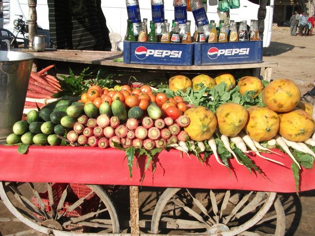 風の宮殿辺りのSiredyodhi Bazaar通りの野菜売り
