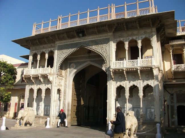 シティ・パレス<br />Rajendra Pol門