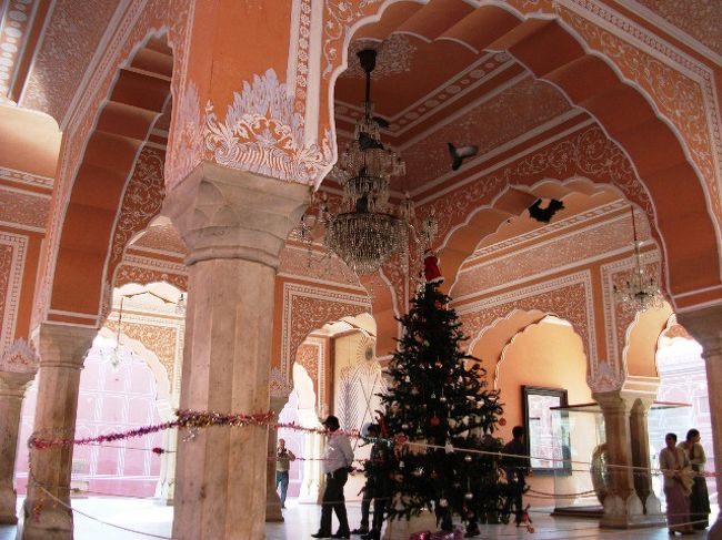 シティ・パレス<br />Sarvatobhadra Chowk<br /><br />既に年末なのにクリスマスツリーも飾られていた。