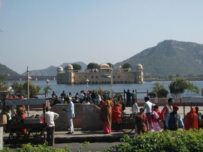 水の宮殿<br />ツアーには含まれていないので、車窓からの写真撮影。