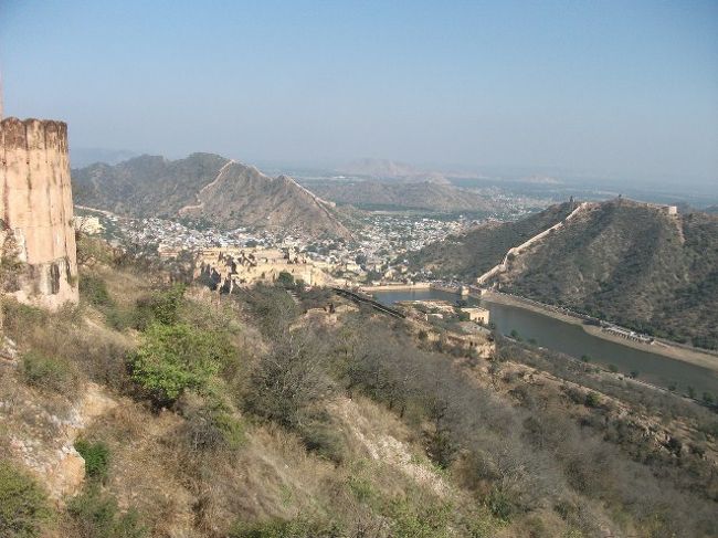 ジャイガル要塞から<br />アンベール城もすぐそこに見える。