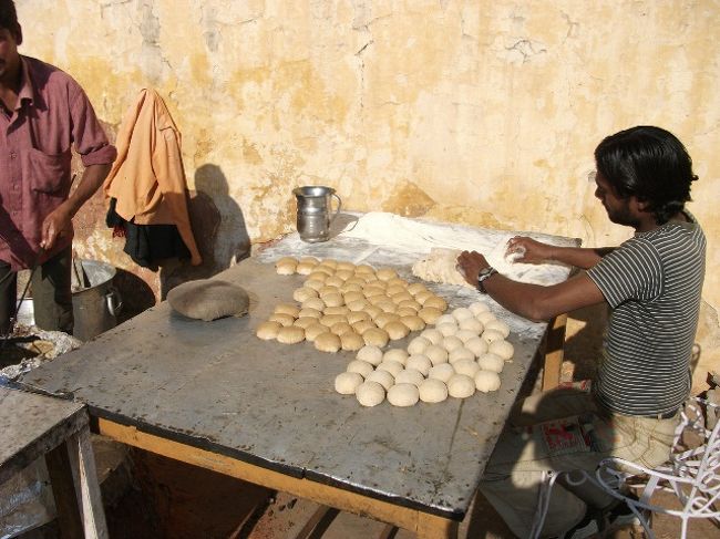 チャパティーやナンを作っている。