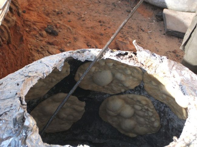 チャパティーやナンを作っている。