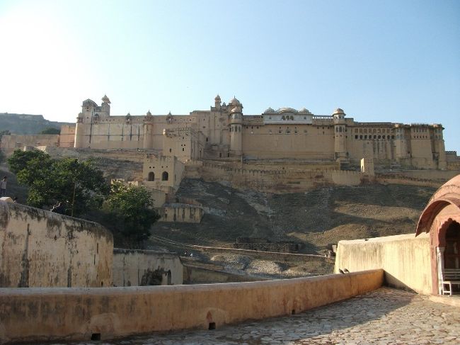 アンペール城<br />この坂を歩いて登ると城へたどり着く。<br />ジープや象でも門まで行けるが、歩けない距離ではないので歩く。