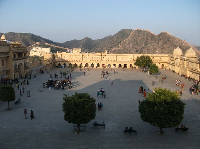 アンベール城<br />門を入るとこのような広場がある。