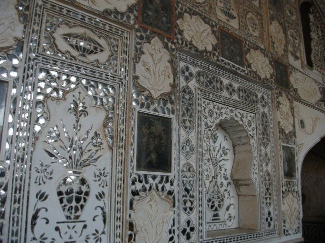 アンベール城（Rs.200）<br />一般謁見の間 Diwan-i-Khas<br />鏡を使用した花等のデザイン