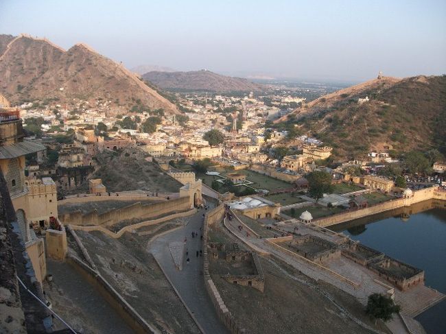 アンベール城の門からの坂道<br />眼下には町がある。<br /><br />ツアー解散後、バスターミナルで明日のアグラ行きのチケットを買おうと思ったら、元日のアグラ行きのバスは運休。<br />しかし、デリー行きは運行しているとのことだったので、明日デリーへ戻ることにした。<br />アグラ行きの電車は既に駅で確認済みで電車は3等（自由席）しかない。<br />