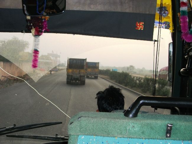1日目(2010/12/30): デリー早朝着<br />空港から市内行きのバスに乗り、デリー市内へ。<br />地下鉄から長距離バス乗り場まで。<br /><br />写真：ジャイプール行きのバス中<br />運転が荒いため、追い越し、のろのろ運転のトラックをあおったり、急ブレーキの度に力が入ります。<br />非常に危険です。<br />席が運転手の真後ろで写真のように壁が低いため、寝ている暇もない状態だった。<br />走っている車は小型車が多く、Suzukiの車を頻繁に見かけた。<br />幹線道路に荷を積んだラクダも横切ることもあった。<br />