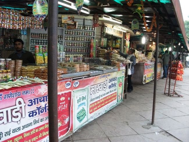 ここはデリーからジャイプール間のサービスエリア<br />とりあえず、お菓子を買って一休み。<br /><br />帰りもこのサービスエリアを利用した際に、飲み物を買った後、おつりをもらえると思いきや、小銭が無いために品物のキャンディー１個がおつり代わりだった。<br />こんなことでもインドだから許せる。