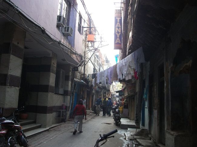インド門から徒歩でCentral Secretariat駅まで行き、地下鉄Ramakrishna Ashram Marg駅へ。メインバザール辺りのガイドブックに載っている宿に宿泊。<br />写真はメインバーザールからの路地