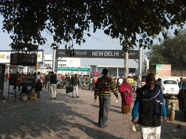 ニューデリー駅<br />地下鉄ニューデリー駅からクトゥブ・ミーナール駅へ。