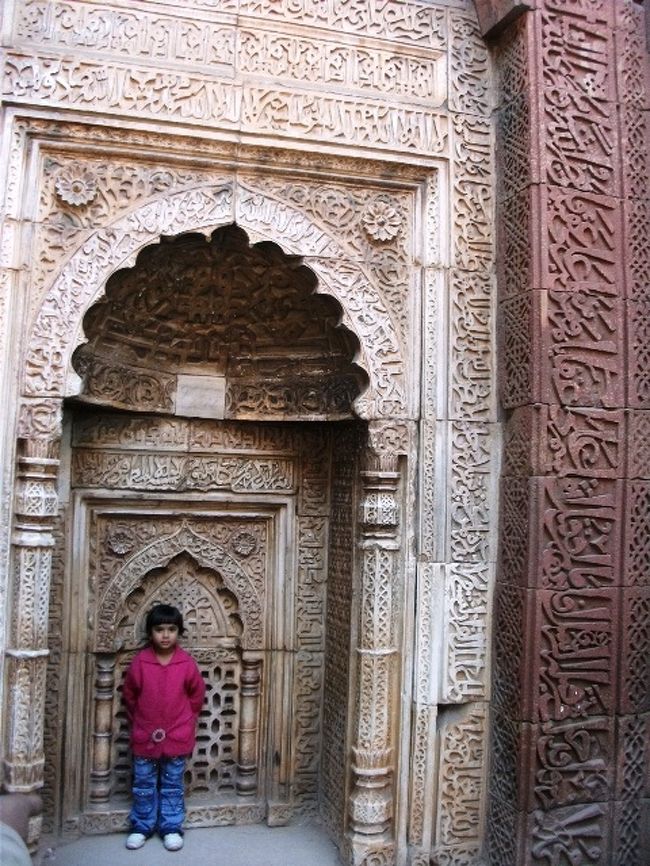 クトゥブ・ミーナール<br />墓がある建物内の壁の彫刻がきれいに残っている。<br />