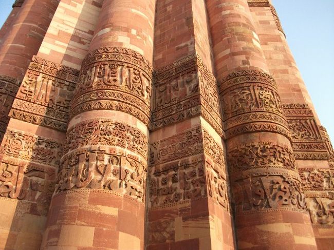 クトゥブ・ミーナール<br />よく見るとアラビア語が。<br /><br />帰りも行きのルートでメインバザールへ戻る。