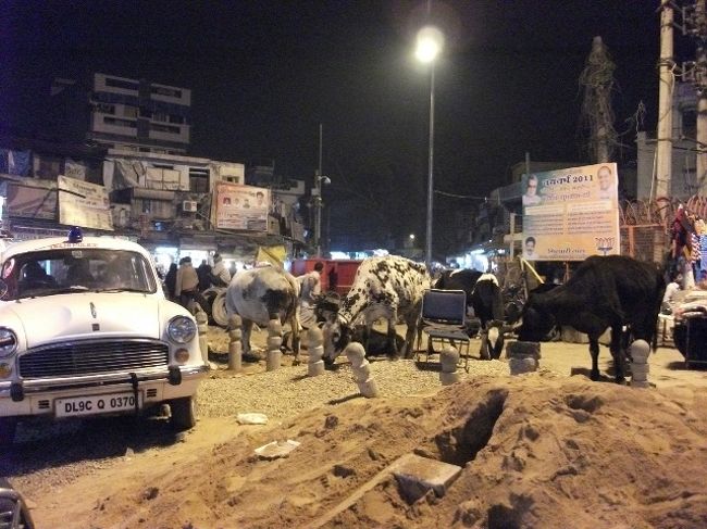 メインバザール(夜)<br />舗装もされておらず、牛も見かけます。<br />