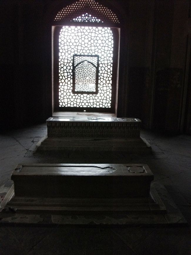 フマユーン廟<br />建物内の墓