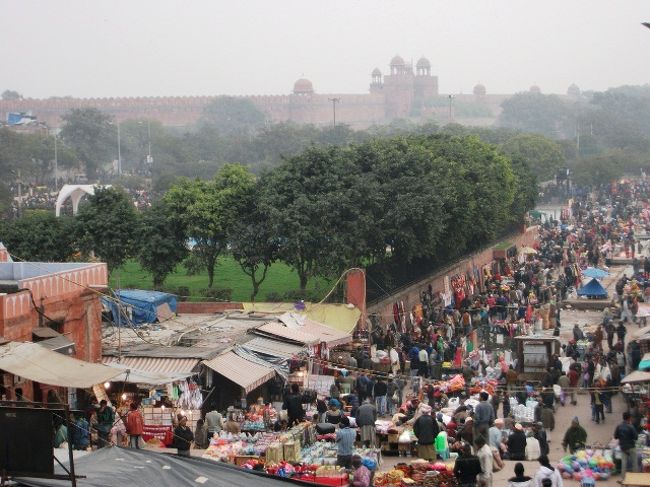 ジャマー・マスジットからの横の通りに日曜市か定期市があったので、この道を通って、ラール・キラーに行く。