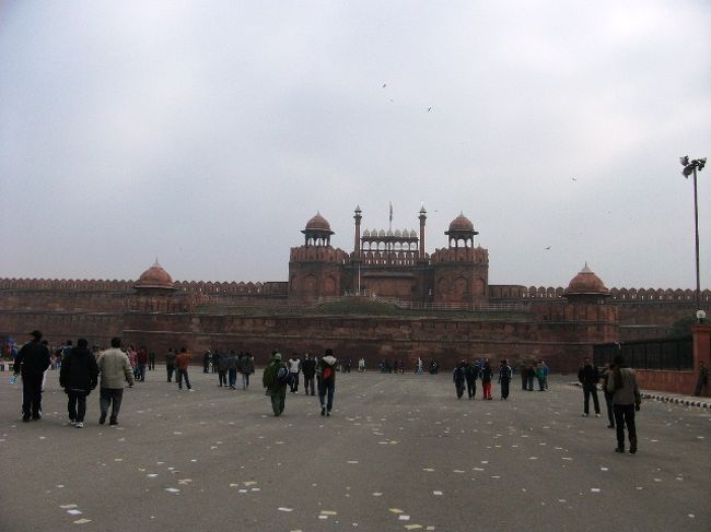 ラール・キラー（レッド・フォート）（Rs.250）<br />長蛇の列の観光客。<br />セキュリティーも厳重でした。