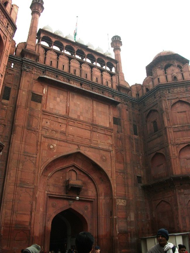 ラール・キラー（レッド・フォート）<br />ラーホール門（Lahore Gate）<br /><br />この後、アグラ行きの電車に乗るため、ニューデリー駅へ戻る。<br />出発時刻より15分遅れて駅に着いたが、電車自体が1時間も遅れていたので乗れました。
