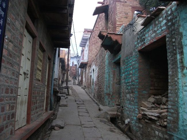 4日目(2011/1/3)：早朝、ファテーブル・スィークリーへバスで行く。<br />城跡の行き方はわからず、写真のような路地に入り、少し迷った。<br />しかし、一人のインド人が案内してくれた。