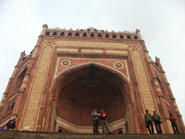 ジャマー・マスジット<br />ブランド門<br /><br />この向かい側の白い丸い建物はトルコ風呂だったとか言っていた。<br />