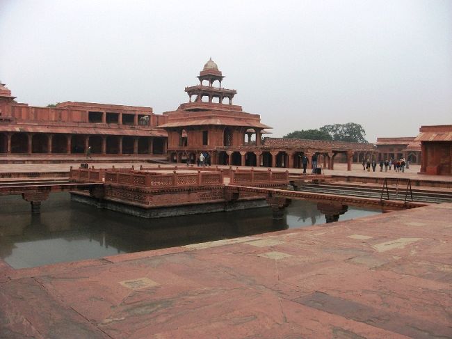 ファテーブル・スィークリー<br />パンチ・マハル<br /><br />ここでもリスを見かけた。<br />更にカワセミも（たぶん）。