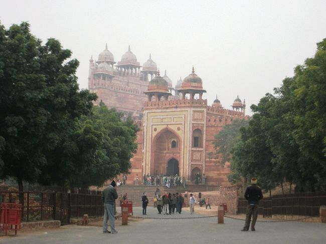 ファテーブル・スィークリーとジャマー・マスジット<br /><br />この道を歩いていると使用済みチケットがほしいと子供から言われた。<br />悪用するつもりだと思ったので譲りませんでした。<br /><br />ここからバスでアグラ市内向かう途中、バスが故障。<br />1時間半ほど立ち往生。