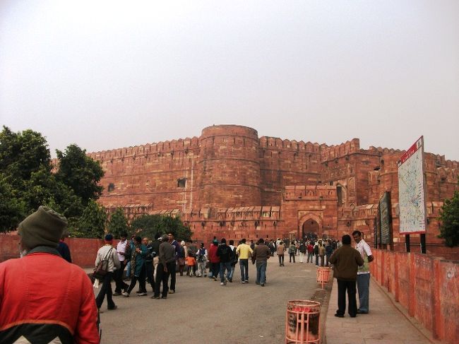 アグラ城<br />アグラに着き、オートリクシャでアグラ城の前で止めてもらい、写真撮影のみ。<br />ファテーブル・スィークリーからアグラ行きのバスで1時間半の時間のロスをしたので、アグラ城を見る時間がない。<br />くやしい。