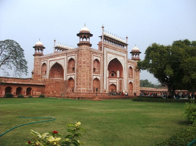 タージ・マハル<br />正門<br />外国人は入場料Rs.750を払うと、500mlの水と靴カバーをもらえる。<br />タージ・マハル内を入るには靴を脱がなくていけないが、外国人は靴カバーがあるので靴の上からカバーを履いて入れます。<br />