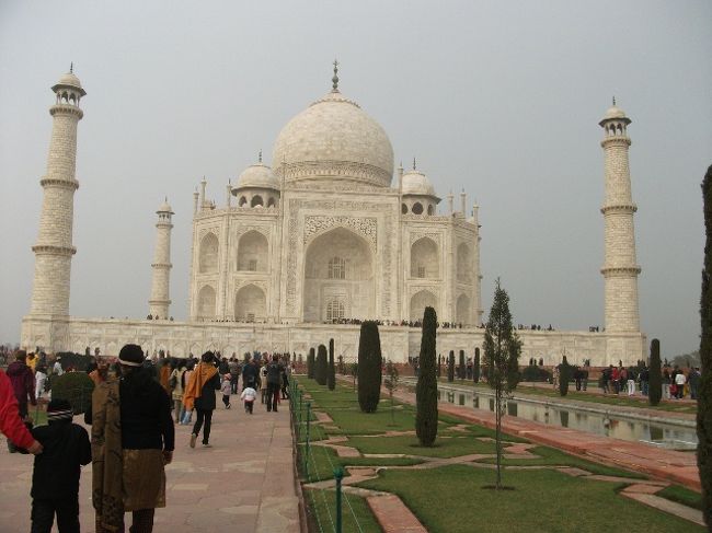タージ・マハル<br />近づくにつれて、タージ・マハルがはっきりと見える。