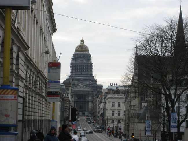 路面電車に乗ってるとこんな風景に出合いました<br /><br /><br />で<br />思わず下車<br /><br /><br />正面は只今改装中の<br /><br /><br />　　最高裁判所