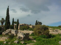 ヨーロッパには、こんなに放置されてるローマ遺跡あるのかな。
世界史の教科書にも載ってたのを思い出す。