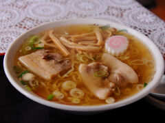 ちょうど昼時なので、駅前の食堂でラーメンを食べる。寒い冬には、やはりラーメンが最高だ。あっさりめのスープに、厚めのばら肉の叉焼となるとが載っていた。