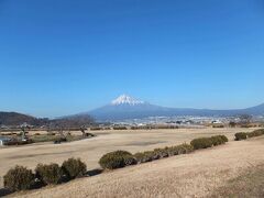 富士川を渡って雁堤まで来ました。
自宅までもう少し…。